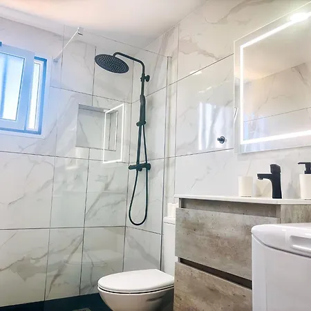 Bellissima With Pool And Wi-fi, 200m From The Sea In Puerto del Carmen (Lanzarote)