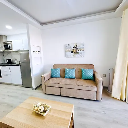 Bellissima With Pool And Wi-fi, 200m From The Sea In Puerto del Carmen (Lanzarote)