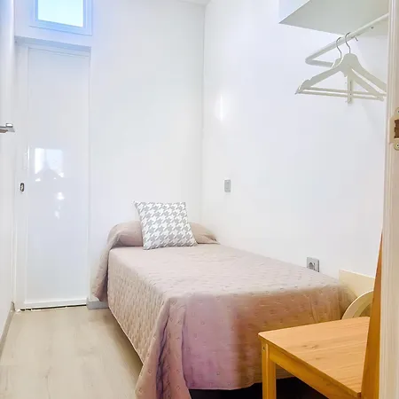 Bellissima With Pool And Wi-fi, 200m From The Sea In Puerto del Carmen (Lanzarote)