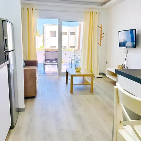 Bellissima With Pool And Wi-fi, 200m From The Sea In Puerto del Carmen (Lanzarote)