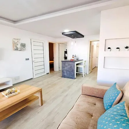 Bellissima With Pool And Wi-fi, 200m From The Sea In Apartment