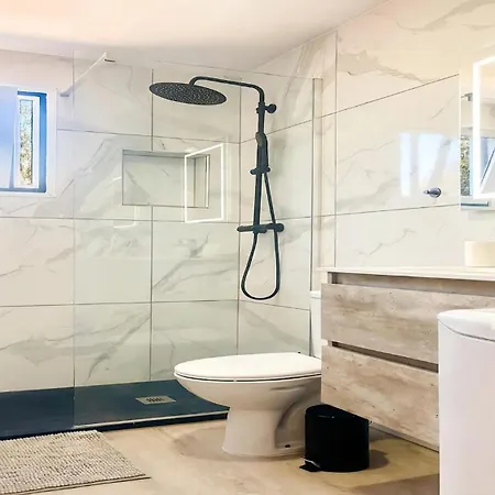 Bellissima With Pool And Wi-fi, 200m From The Sea In Puerto del Carmen (Lanzarote)