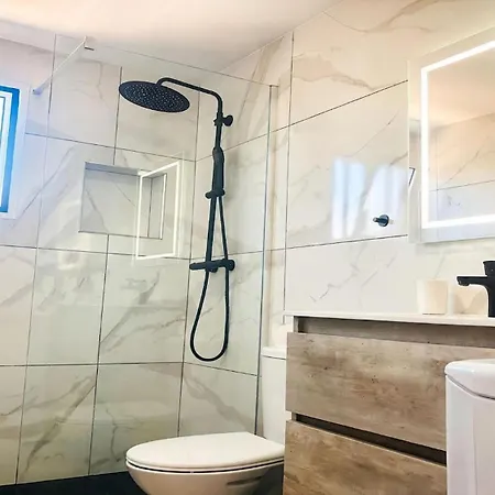 Bellissima With Pool And Wi-fi, 200m From The Sea In