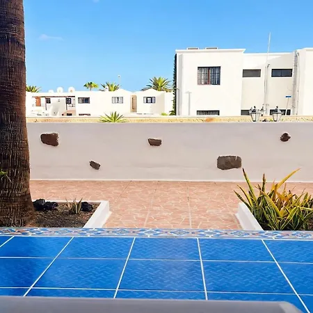 Bellissima With Pool And Wi-fi, 200m From The Sea In Apartment Puerto del Carmen (Lanzarote)