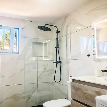 Bellissima With Pool And Wi-fi, 200m From The Sea In Apartment Puerto del Carmen (Lanzarote)