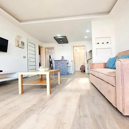 Bellissima With Pool And Wi-fi, 200m From The Sea In Apartment