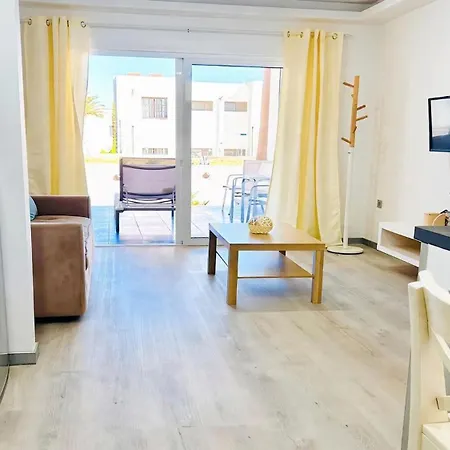 Bellissima With Pool And Wi-fi, 200m From The Sea In Puerto del Carmen (Lanzarote)