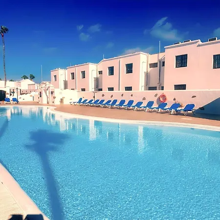 Bellissima With Pool And Wi-fi, 200m From The Sea In Puerto del Carmen (Lanzarote)