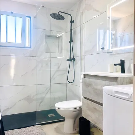 Bellissima With Pool And Wi-fi, 200m From The Sea In Appartement Puerto del Carmen (Lanzarote)
