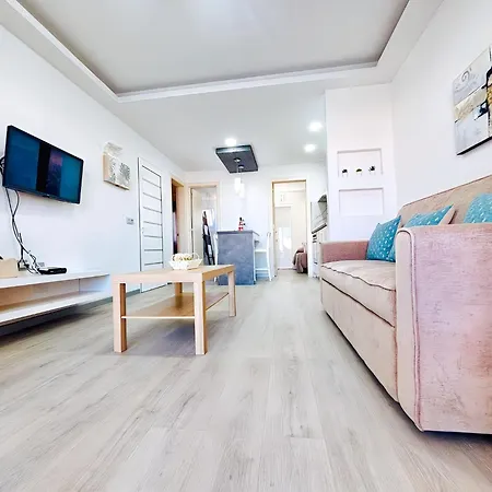 Bellissima With Pool And Wi-fi, 200m From The Sea In Appartement Puerto del Carmen (Lanzarote)