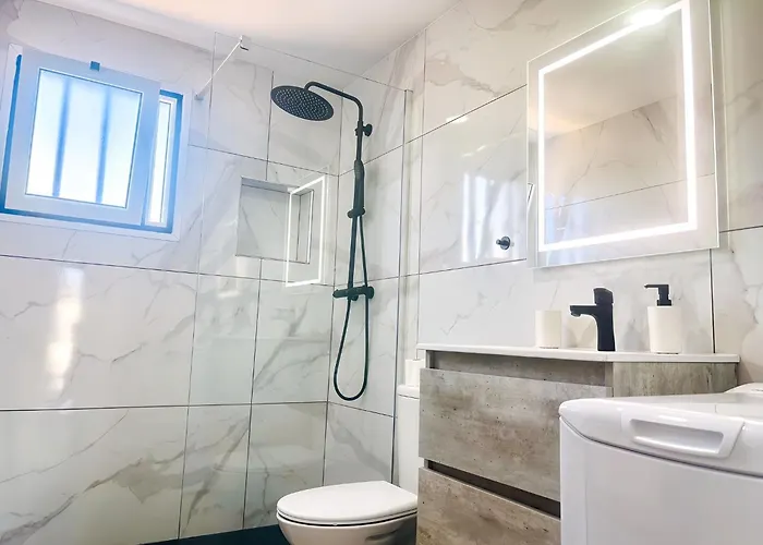 Bellissima With Pool And Wi-fi, 200m From The Sea In Puerto del Carmen (Lanzarote)